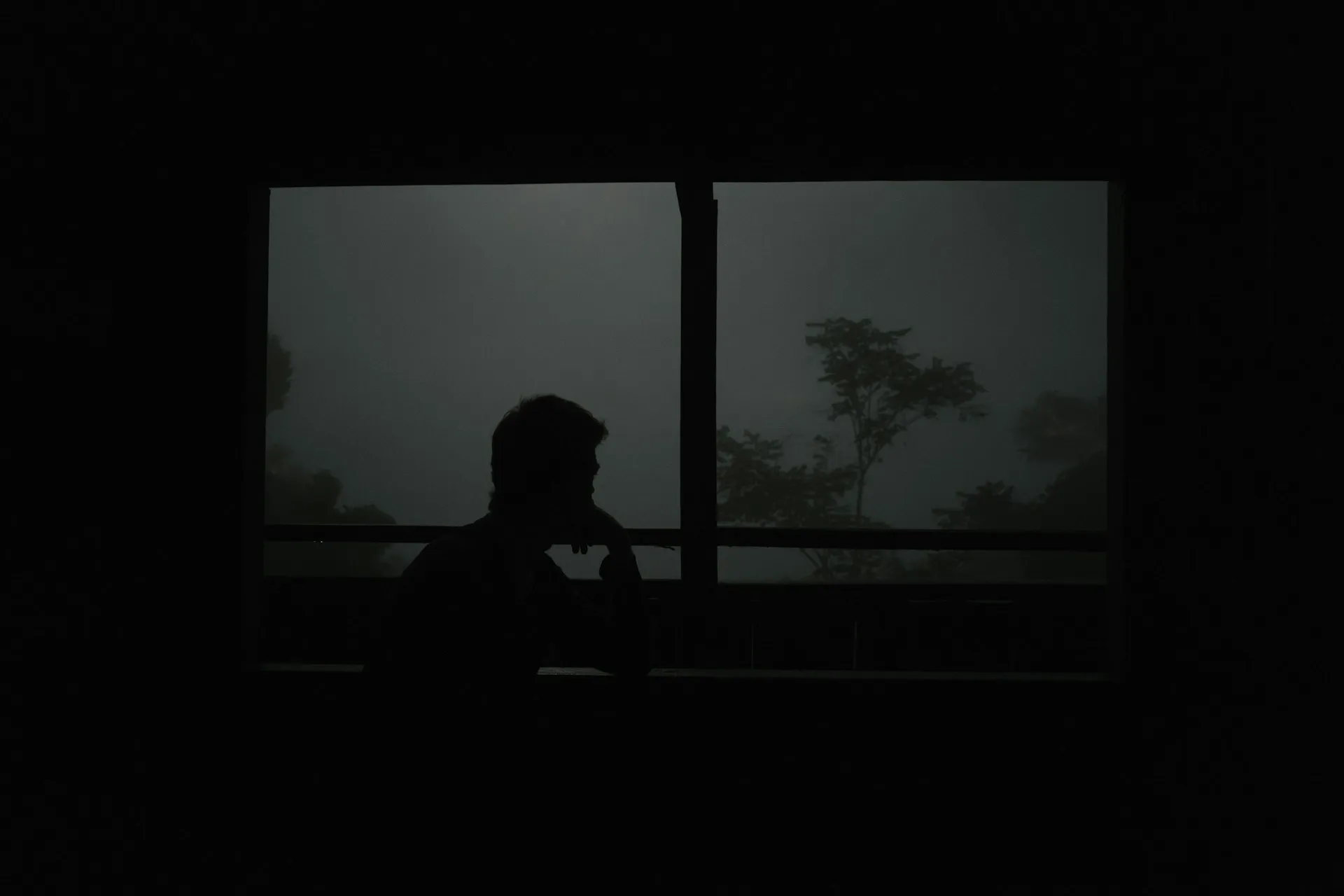 Silueta de persona frente a una ventana